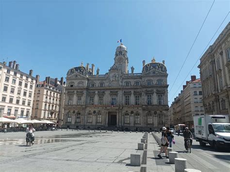 Smiling woman giving a tour of lyon
