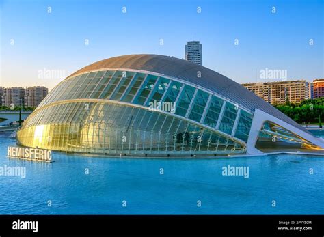 Hemisferic Valencia reflection