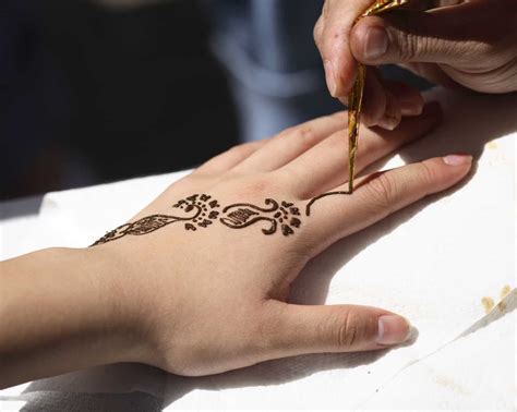Using Henna for Temporary Tattoos [2021 Information Guide]
