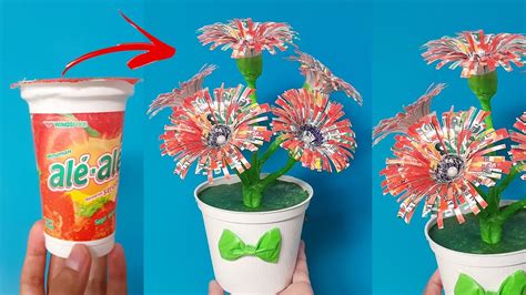 Hiasi Bunga Dengan Stiker atau Bros dalam Membuat Bunga dari Gelas Plastik Ale Ale