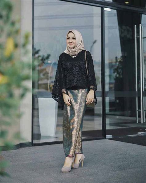Hijab Kebaya Dengan Warna Monokrom
