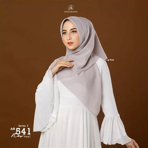 Hijab Segi Empat Syari dengan Layered Style