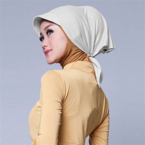 Hijab disemprot di atas kerpus putih