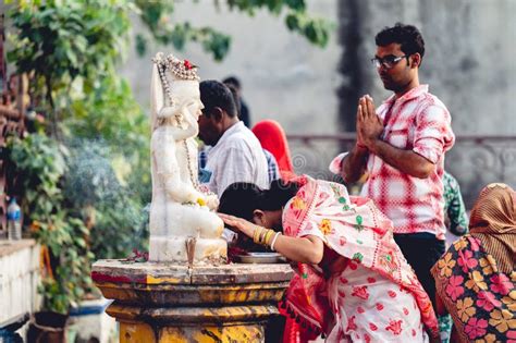 Hindu Praying India