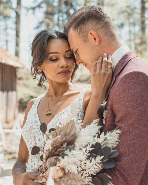 Hochzeitspaar kuschelt