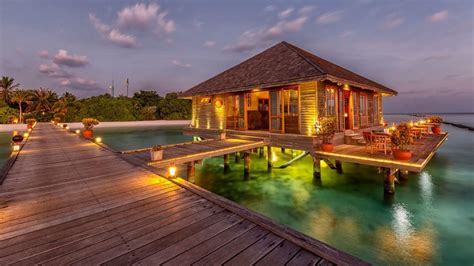 Holiday Island Resort & Spa Maldives Dining Area