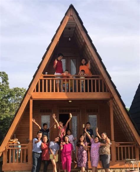 Wisatawan menginap di rumah tradisional Batak Toba di tepi Danau Toba