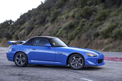 Unleash Pure Thrills: Discover the Iconic Honda S2000 – Uncompromising Performance and Timeless Design!