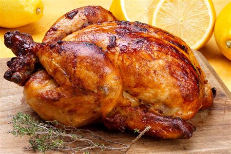 Imagen de un horno pollo rostizado dorado y crujiente