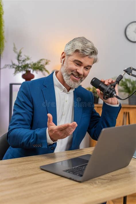 Hosts Mic