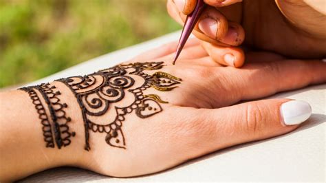 How Long Do Henna Tattoos Last? (Make Them Last Longer)