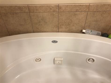 How to Turn On a Jacuzzi Tub in a Hotel