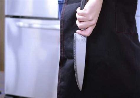 Sharp Style: Mastering How to Safely and Stylishly Carry a Knife in Your Kitchen