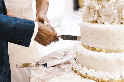 10 Stunning Ways to Expertly Cut Your Wedding Cake Like a Pro!
