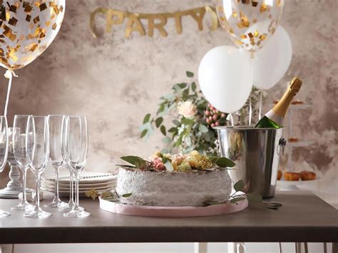 10 Creative Ideas for Birthday Restaurant Table Decorations.