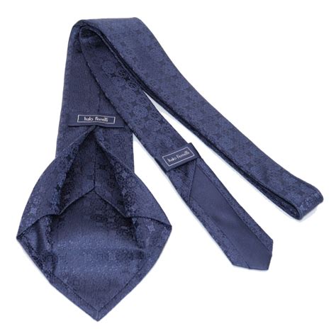 Step-by-Step Guide: Effortlessly Fold Your Tie like a Pro