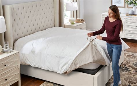 He Reveals The ONLY Way To Put On A Duvet Cover And It’s GENIUS