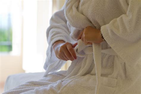 Step by Step Guide: How to Tie Your Bathrobe Like a Pro