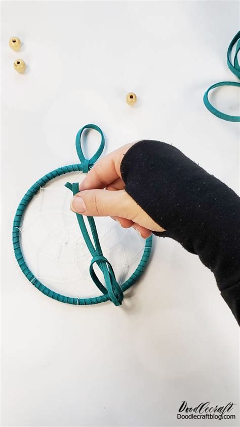 Step-by-Step Guide: Learn How to Perfectly Tie a Dreamcatcher for a Restful Sleep