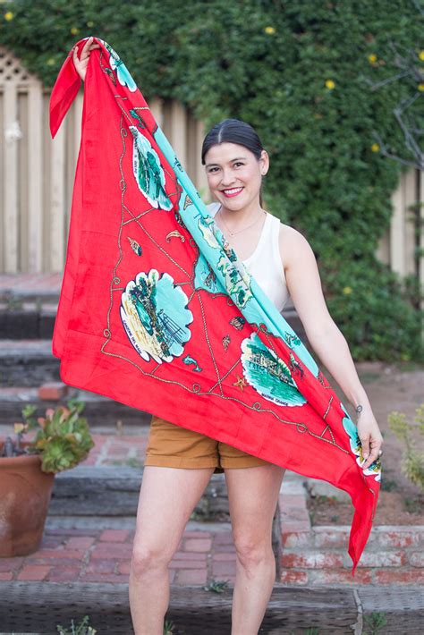 Step-by-Step Guide: How to Tie a Large Square Scarf like a Pro