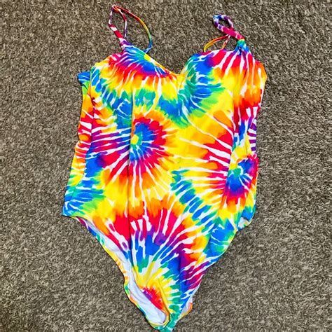 Step-by-Step Guide: Learn How to Tie Dye Your Bathing Suit Like a Pro!