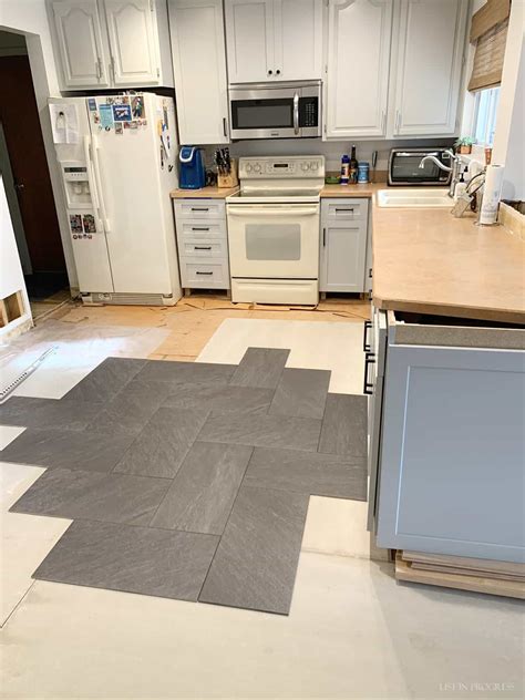 Wood floor to tile transition kitchenflooringideas Kitchen flooring, Flooring, Modern kitchen