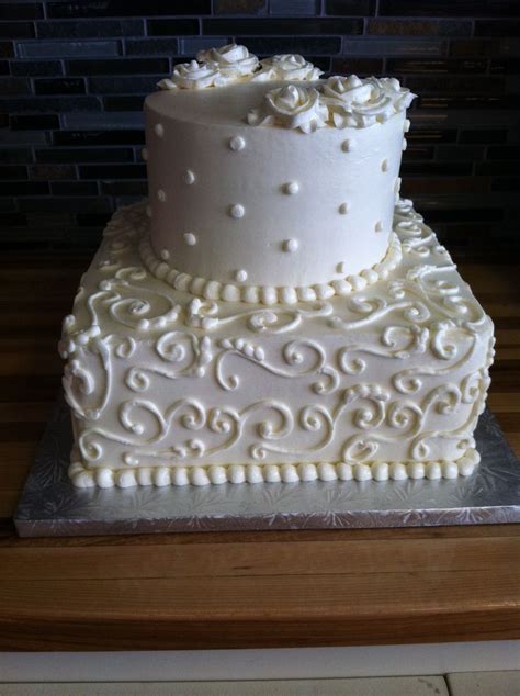 How Would You Want Your Wedding Cake: Square or Round?