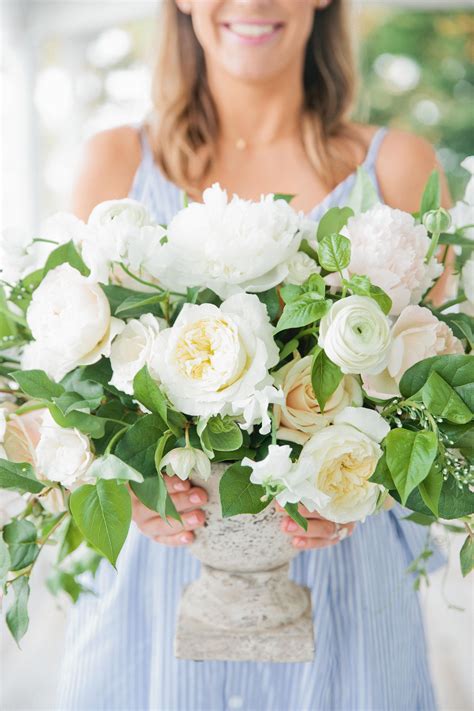 How to Choose a Florist and Flowers for a Wedding