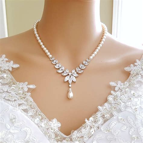 How to Choose a Pearl Necklace for Your Wedding Day