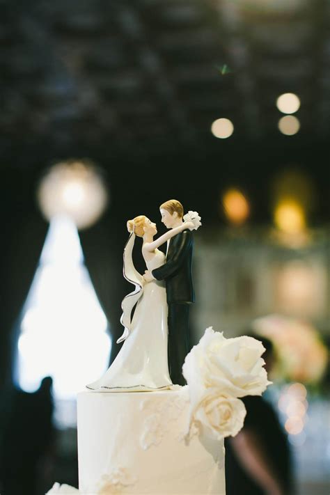 How to Get the Right Wedding Cake Topper for Your Marriage