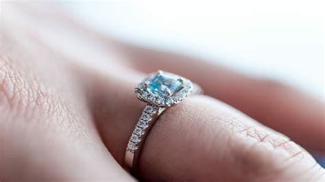 How to buy the perfect engagement ring and save $1000s