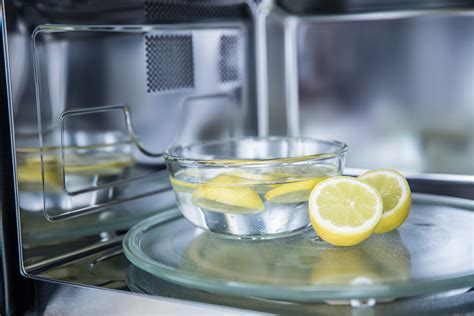 How to clean a microwave with lemon