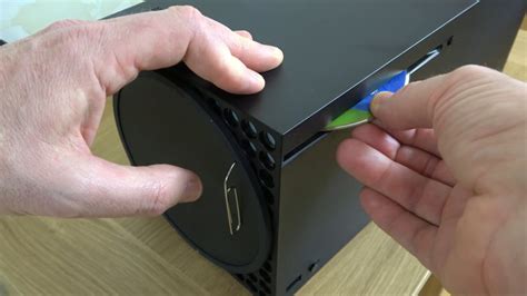 How to eject a disc from Xbox Series X