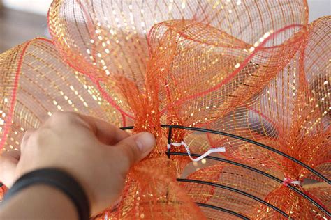 How to make a mesh wreath