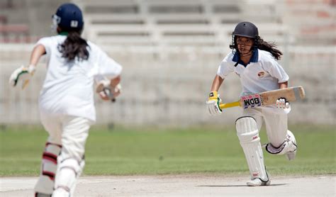 How to play women's cricket