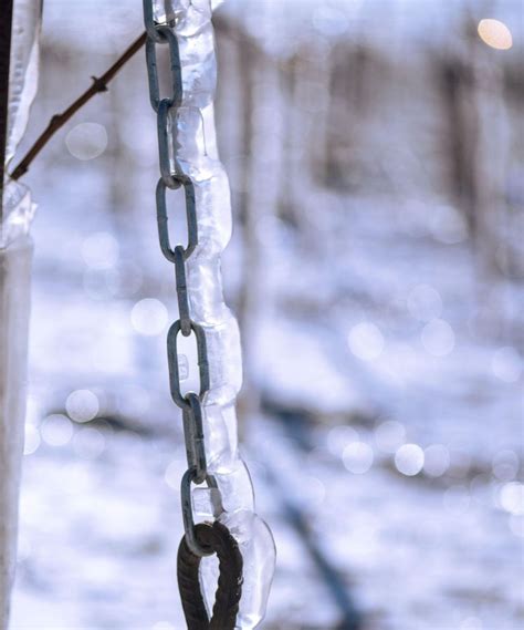 How to protect your rain chain from freezing in winter