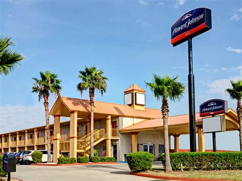 Escape to Paradise: Experience Tranquility at Howard Johnson Express Inn & Suites Lakefront Park Kissimmee