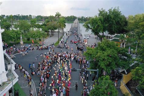 Hue Tourist Crowd