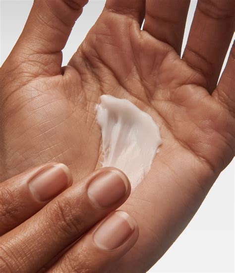 Humidifying Cream: Lock in Hydration