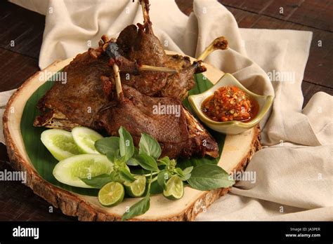 Penyajian Bebek Goreng Crispy Khas Indonesia