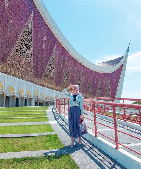 Masjid di Indonesia dengan para pemuda
