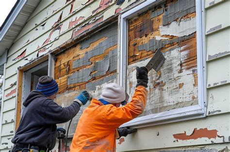 Inspecting Damaged Siding