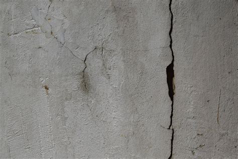 Inspecting foundation cracks