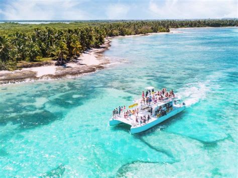 Isla Contoy tour boat