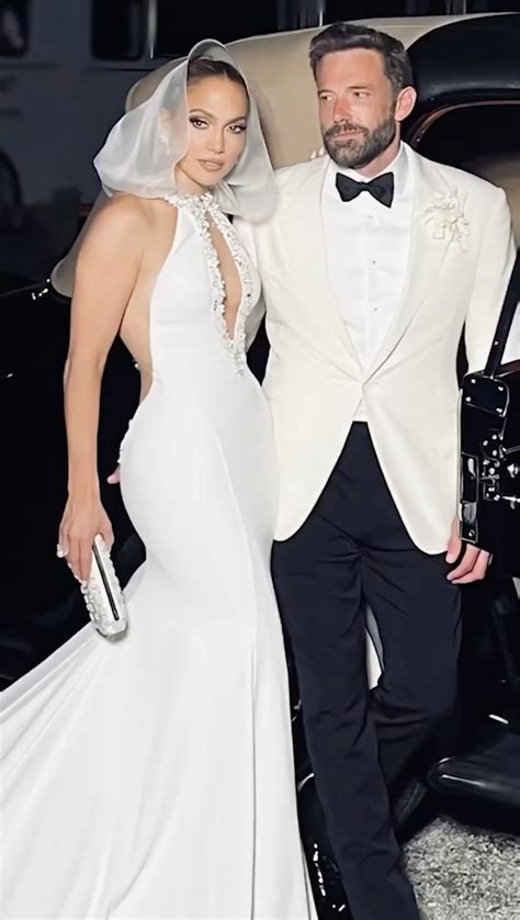 Unveiling the Glamorous Affair: Jennifer Lopez's Stunning Wedding Photos!