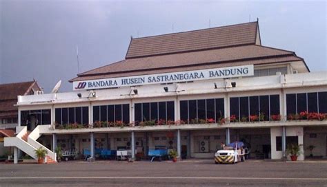 Jalan Bandara Husein Sastranegara di Kota Bandung, Jawa Barat, memiliki peran penting dalam pendidikan dan transportasi