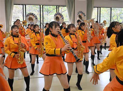 マーチングコンテストで華麗な隊列を組む高校生吹奏楽部