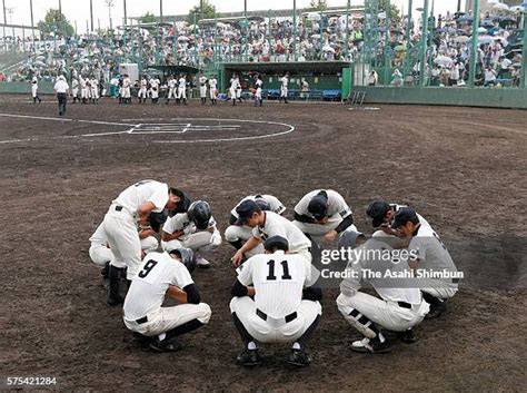 試合中のベンチと熱狂する選手たち