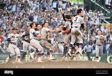 力強い投球を見せるピッチャー