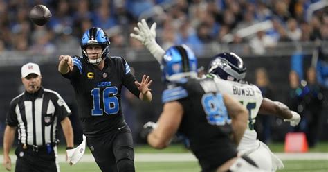 Jared Goff completing a pass